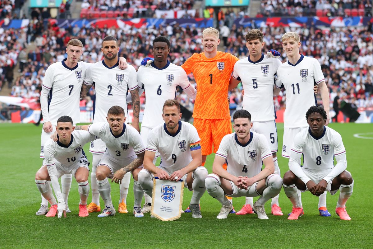1718940231505813.jpg england-players-line-team-photograph-907760422_630bf2.jpg